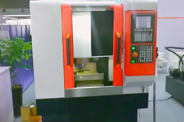 高精密雕銑機設備實拍圖